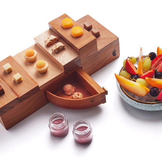 O café que encerra as refeições vem muito bem acompanhado de tartelette de frutas frescas e caixa de petit fours (cantucci, bombom de café, chocolate branco com damasco e amêndoa, brutti ma buoni de avelã, quindim de maracujá, mini pudim e diamante de canela).