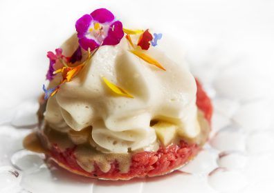 Tartar de cordeiro, uma das opções de crudos do nosso a la carte. Feito com carne crua de lombo de cordeiro, purê de ostras e espuma de maçã verde, é um aperitivo para iniciar a experiência aqui no Picchi.