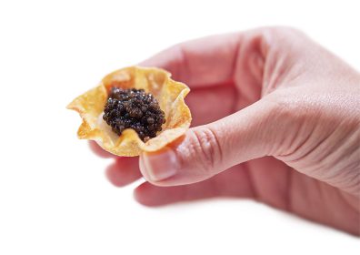 Para a temporada atual, a Tartelette de batata assada retorna ao cardápio, recebendo cobertura de gema de ovo curada e caviar.