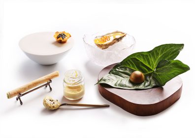Na foto, alguns dos novos canapés da temporada. Da esquerda para direita, tartelette de batata assada com caviar, ostra fresca com maracujá e ovas de truta, canudo com queijo de ovelha e abobrinha, pudim de foie gras com flor de sal e pimenta preta e, por fim, pepita de parmesão.