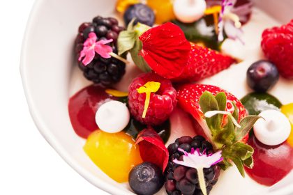 Panna Cotta, uma das sobremesas mais tradicionais do Picchi. Acompanhada de manjericão, damasco, frutas vermelhas frescas e flores, ela equilibra dulçor e acidez e tem o clima dessa estação.