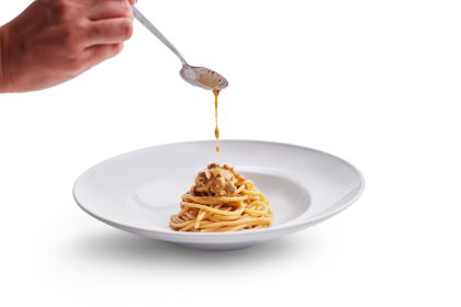 Uma dessas criações é o spaghetti ao vôngole. Pensado para ser um ‘carbonara marinho’, ele é feito com guanciale e ouriço fresco. Um clássico da casa disponível em nosso menu a la carte.