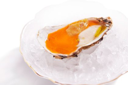 Para o outono, a ostra fresca é servida com suco concentrado de maracujá, caldo de ostra e ovas de truta, vindas da região de Trentino-Alto-Ádige, no norte da Itália.