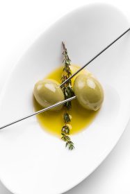 Falsa azeitona, um dos canapés que abre a experiência do menu degustação Picchi. Nesta criação do chef Pier Paolo, a proposta é adivinhar qual o ingrediente utilizado neste preparo, que parece azeitona, mas não é.