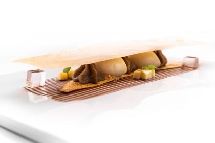 Texturas da banana, a nova sobremesa do menu degustação da temporada. Nela, muitas variedades - da terra, ouro, prata e nanica - são preparadas em diferentes texturas e formatos - seca e desidratada, sorbet, mousse, brunoise, gelatina e tuile.